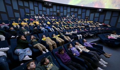 Mercan planetaryumunda çocuklar evrenin derinliklerini keşfediyor