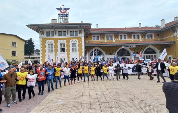 Adana'da Binlerce Kamu Emekçisi Hakları için Sokaklardaydı