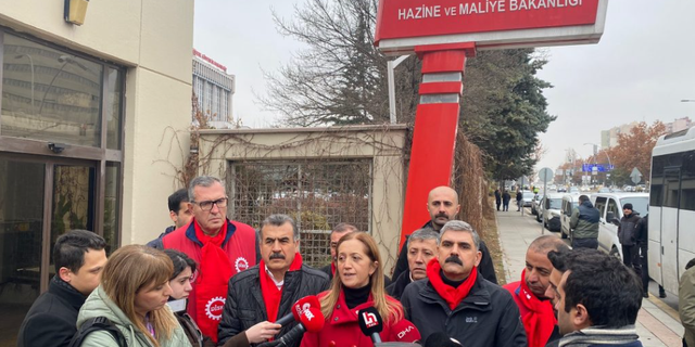 “İnsanca Ücret Vergide Adalet” kampanyası kapsamında  toplanan imzalar teslim edildi