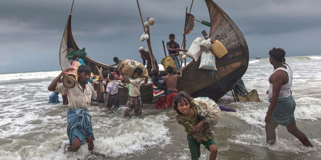 Endonezya, bir aydır denizde sürüklenen göçmenleri kurtardı