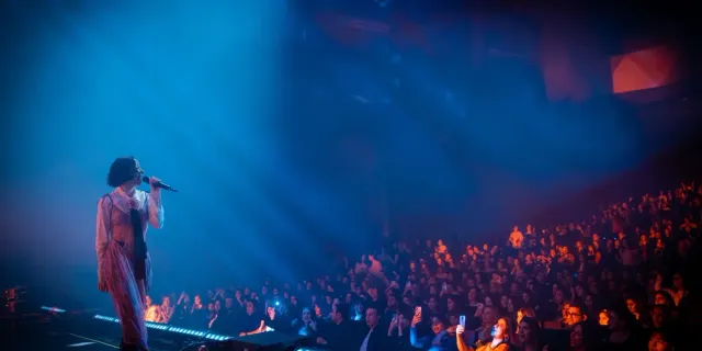 Zeynep Bastık iyileşti ve soluğu sahnede aldı. 