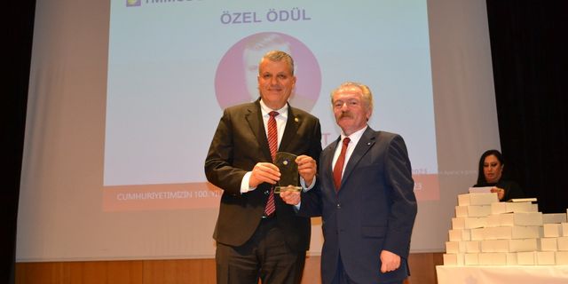 Ayhan Barut'a, "2022 Ziraat Mühendisleri Odası (ZMO) Özel Ödülü" verildi