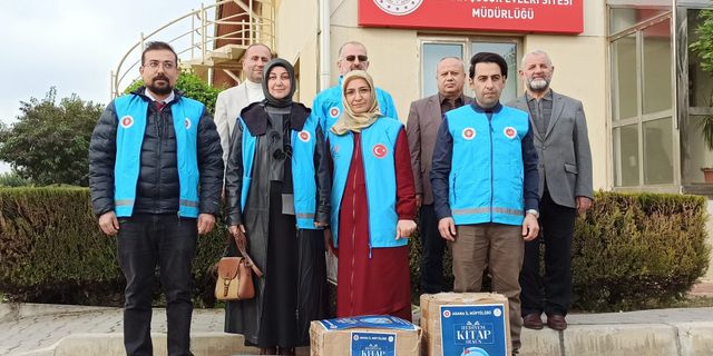 Adana’da 'Hediyem Kitap Olsun' kampanyası kitapları dağıtılıyor