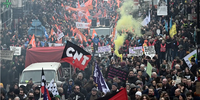 Fransa'da emeklilik yaşını 62'den 64'e çıkarmayı öngören yasa önünde engel kalmadı