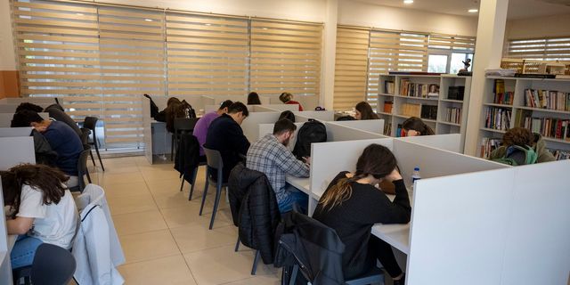 Mersin Büyükşehir Belediyesi, açtığı okuma salonları ile takdir topluyor