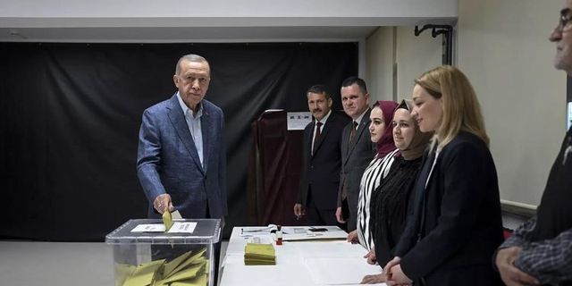 Cumhurbaşkanımız Erdoğan, oyunu kullanmak için Üsküdar'daki Saffet Çebi İlkokulu'nda...