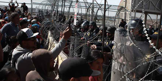 ABD'den Mülteci Düşmanı Bir Karar: Meksika Sınırına 1500 Asker Görevlendirildi