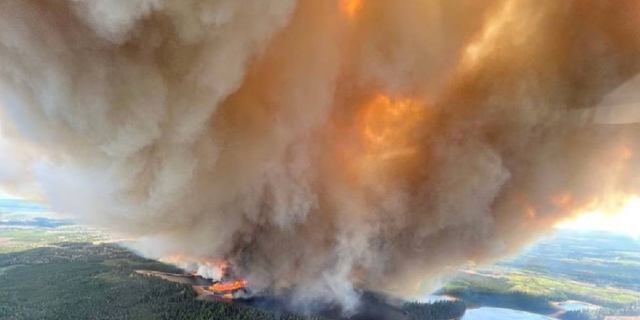 Kanada'nın batısındaki yangın ve seller tahliyeleri zorluyor