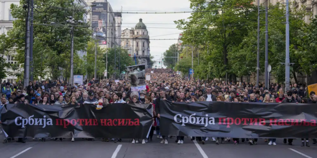 Kitlesel silahlı saldırıların ardından on binlerce kişi Sırbistan'da yürüdü