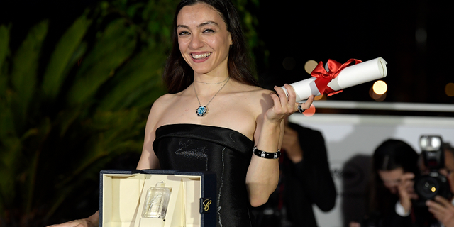 Cannes’da En İyi Kadın Oyuncu ödülü alan Merve Dizdar’a sosyal medyadan tebrik mesajları yağıyor!