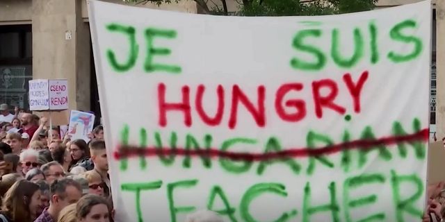 Macaristan'da öğretmenlerin devlet memuru statüsünü kaldıracak yeni yasaya karşı yürüyüş