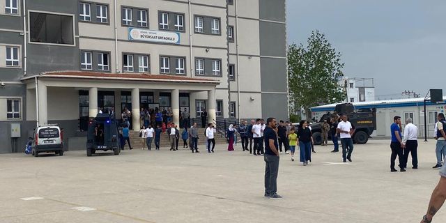 Adana’da Büyüksaat Ortaokulunda Oy Verme İşlemi “Olay var” Denilerek Durduruldu