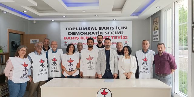 İHD Adana Şubesi, "Toplumsal Barış için Demokratik Seçim" Konulu Barış Nöbeti Gerçekleştirdi