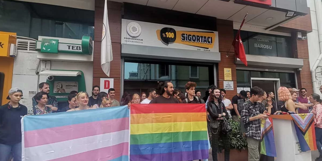 İzmir Barosu önünde açıklama yapmak isteyen LGBTİ+ aktivistlerine ve avukatlara polis saldırdı