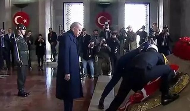 Cumhurbaşkanı Erdoğan, kırmızı beyaz karanfillerden oluşan ay yıldızlı çelengi Atatürk'ün mozolesine bıraktı
