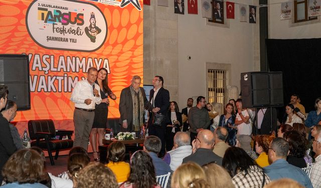 Başkan Seçer, Dormen’e Festival Onur Ödülü’nü Takdim Etti