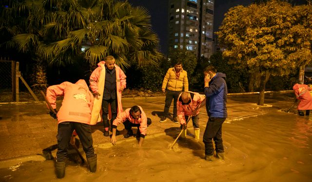 Mersin Büyükşehir ve MESKİ Ekipleri Sayesinde, Sağanak Yağış Felakete Dönüşmedi