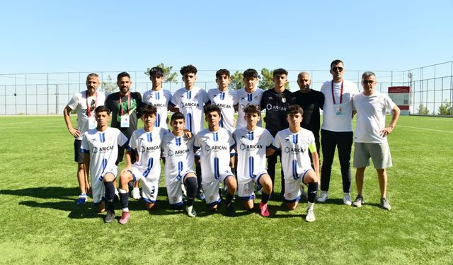 Yenişehir Belediyesi U16 Futbol Takımı namağlup lider