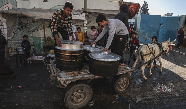 Gazzeliler, Çaresiz, aç, dehşete düşmüş ve yiyecek bulmak için yardım kamyonlarını durduruyor