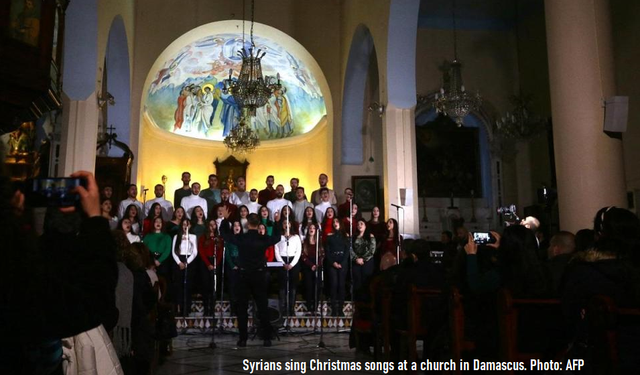 Sorunlarla dolu bir dünyada, Hıristiyanlar Noel Arifesinde dünyevi kaygıları bir kenara bırakmaya çalışıyorlar