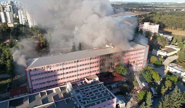 Adana'da eski Numune hastane binasında yangın söndürülemiyor.