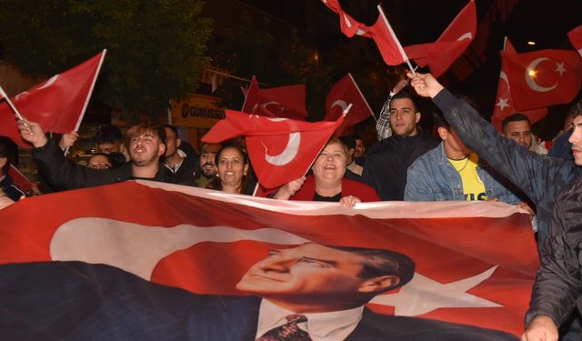 Ceyhan sokakları gece saatlerinde ATATÜRK sesleriyle inledi