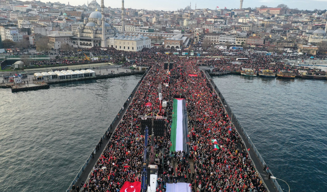 Onbinler, "Katil İsrail Filistin'den defol", "Kanımız canımız feda olsun Aksa'ya" sloganlarıyla yürüdü