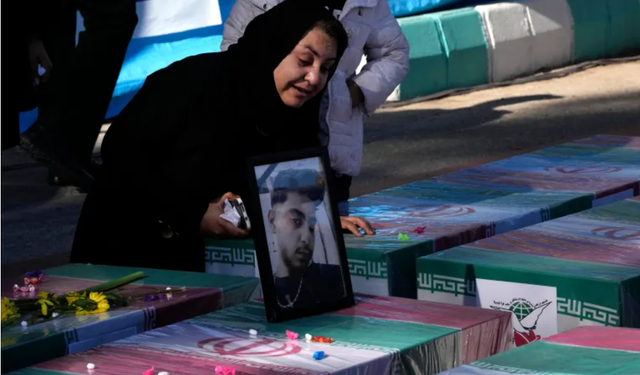 İran bombalı saldırılarla ilgili 11 şüpheliyi tutukladı, yas tutanlar intikam istiyor