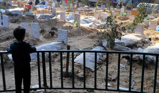Filistinliler Gazze mezarlığından çıkarılan cesetleri yeniden gömüyor