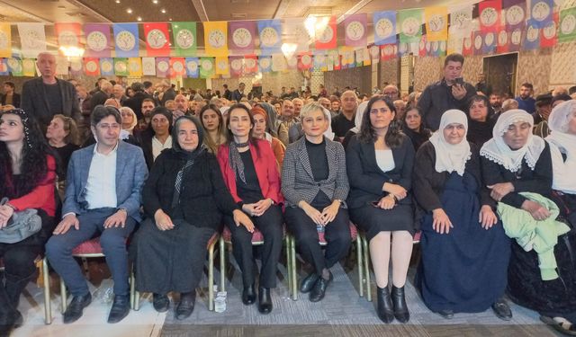 DEM Parti Adana İl Örgütünün 4. Olağan Kongresinde Halaylar, Sloganlar ve Coşku Vardı