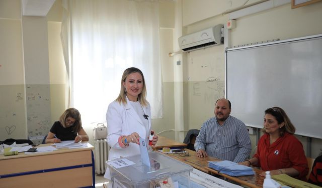 MHP Çukurova Belediye Başkan Adayı Firdevs Cingözler Oyunu kullandı
