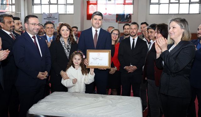 Ataşehir Belediyesi'nin yeni Başkanı Onursal Adıgüzel mazbatasını aldı