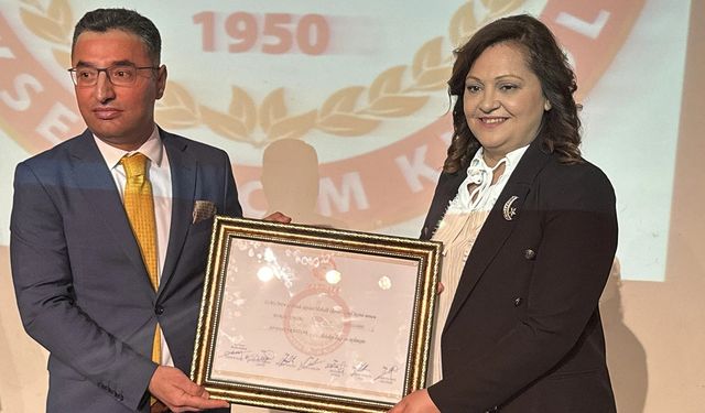 Afyonkarahisar Belediye Başkanı seçilen Burcu Köksal mazbatasını aldı
