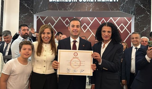 Balıkesir Büyükşehir Belediye Başkanı seçilen Ahmet Akın mazbatasını aldı
