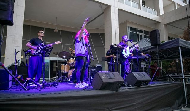 Gençler Sınav Stresini Mersin Büyükşehir Belediyesi’nin Konserinde Attı