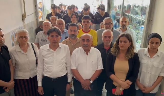 Adana'da DEM Parti, Polis Kuşatması Altındayken Kayyuma Karşı Açıklamaya Katılım Çağrısı Yaptı