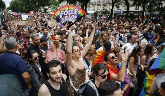 On Binlerce Kişi Paris Onur Yürüyüşünde Transfobiye Karşı Yürüdü