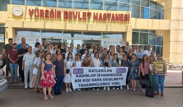 Adana Kadın Platformu, katledilen sağlık emekçisi Saniye Arslan için hastane önünde açıklama yaptı