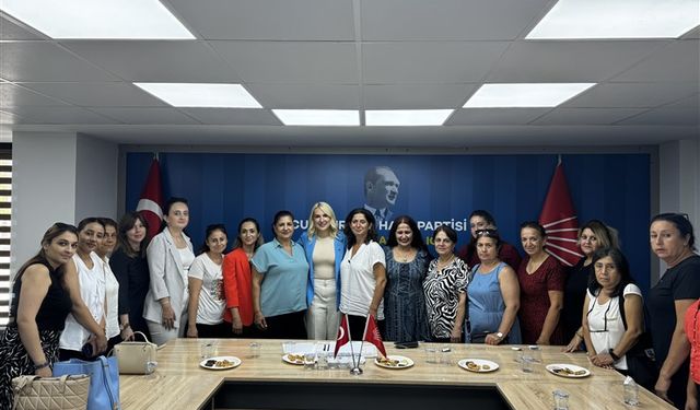 CHP Kadın Kolları Genel Başkan Adayı Av. Merve Kır, Cumhuriyet Halk Partisi (CHP) Adana İl Başkanlığını ziyaret etti.