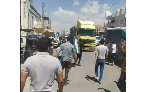 Suriye  Al-Rai şehirinde Türk ticari konvoylarının ve kamyonlarının girişini engelledi.