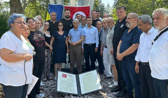 Adana Balkan Boşnak Türkleri; Srebrenitsa Katliamının 29.yıldönümünde Merkez Parktaki anıt önünde anma töreni düzenlendi