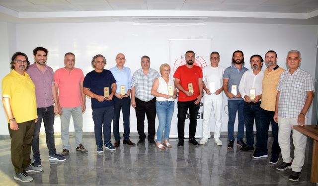 Adana Tabip Odası Yeni Yönetimi Eski Yönetime Plaket Verdi