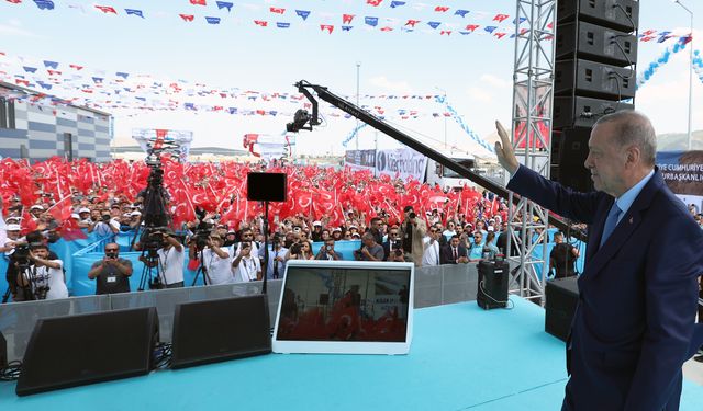 Erdoğan: "Eski Türkiye Artık Geride Kaldı, Huzur ve Yatırımlar İvme Kazanıyor"