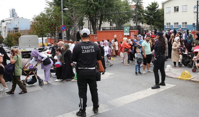 Küçükçekmece Belediyesi Zabıta Müdürlüğü ekipleri, okul önlerinde denetimlerini sıklaştırdı