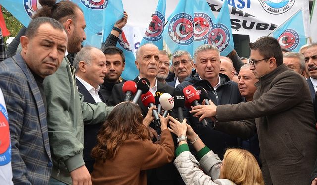 TÜRK-İŞ Hazine ve Maliye Bakanlığı’nın Önünde Kitlesel Basın Açıklaması Yaptı