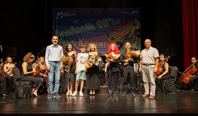 BÜYÜKŞEHİR’İN KENT ORKESTRASI, 90’LAR KONSERİ İLE NOSTALJİ RÜZGARI ESTİRDİ