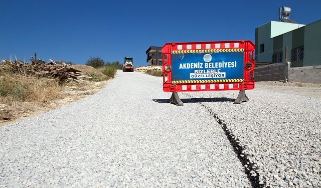 Akdeniz Belediyesi, Evci Mahallesinin Yolları Soğuk Asfaltla Kaplanıyor