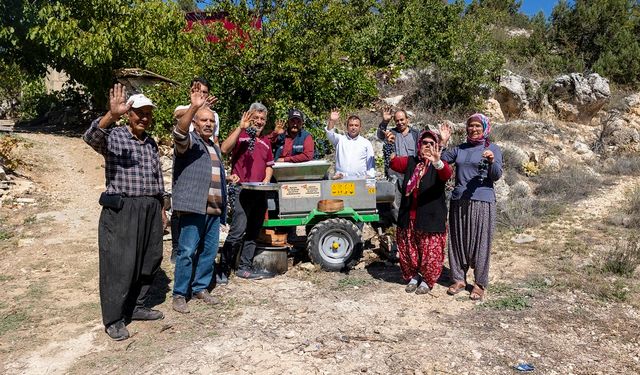 ÜZÜM SIKMA MAKİNESİ ÇALIŞIYOR, ÜRETİCİ KEYFİNE BAKIYOR