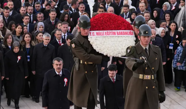 Bakan Tekin'den Anıtkabir'de Öğretmenlerle 24 Kasım Ziyareti