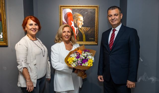 TARSUSLU RESSAM AYSEN, 30 FARKLI ATATÜRK ESERİ İLE SERGİDE YER ALDI